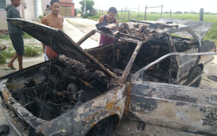 Eunápolis: Carro pega fogo em garagem e chamas destroem casa na Renovação Eunápolis: Carro pega fogo em garagem e chamas destroem casa na Renovação 168