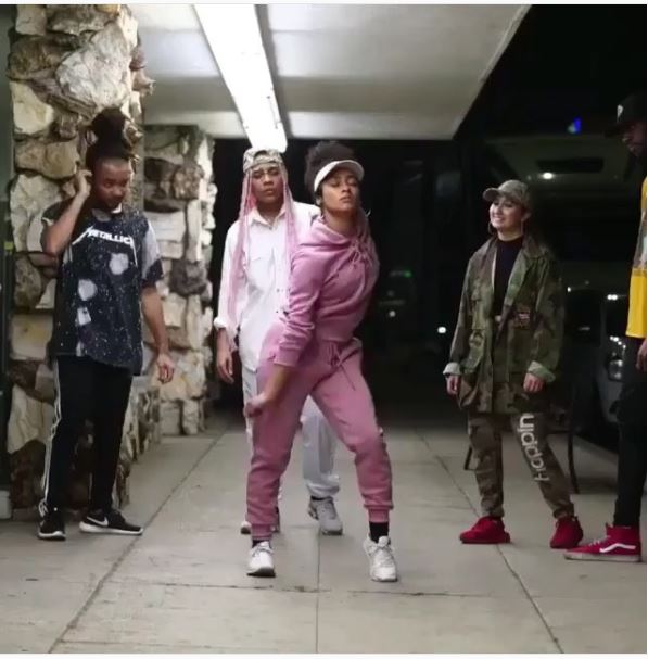 O cantor de rapper norte- americano Chris Brown se rende ao funk brasileiro e posta vídeo no seu instagran. 4