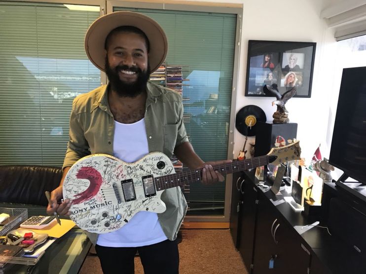 Diego Karter, ex-The Voice Brasil, assina contrato com a Sony Music Diego Karter, ex-The Voice Brasil, assina contrato com a Sony Music 6