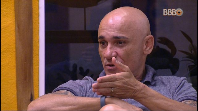 BBB18: Ayrton fica em choque com gritos de Kaysar e desabafa: “Não é normal” BBB18: Ayrton fica em choque com gritos de Kaysar e desabafa: “Não é normal” 5