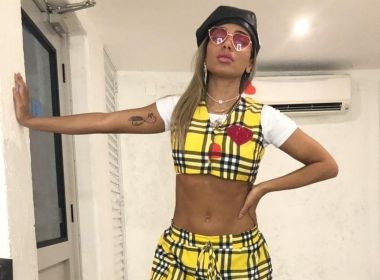 Anitta posta foto com look quadriculado e seguidores alfinetam: ‘Vai à escola?’ 4