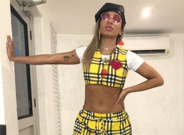 Anitta posta foto com look quadriculado e seguidores alfinetam: ‘Vai à escola?’ 13