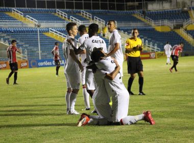 Quarta, 21 de Março de 2018 - 22:54 Em jogo marcado por atraso, Vitória goleia Ferroviário-CE e assume liderança do Grupo B 10