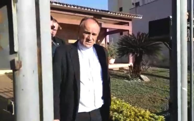 Bispo e padres são presos suspeitos de desviar R$ 2 milhões de dízimo Bispo e padres são presos suspeitos de desviar R$ 2 milhões de dízimo 13