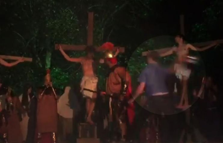 Homem invade palco e dá golpe de capacete para salvar 'Jesus' em peça teatral 4