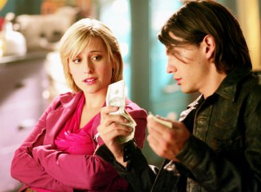 Atriz de 'Smallville' é indiciada em caso de tráfico sexual 13