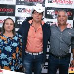 Muita música brega com Edmilson Batista na primeira noite do 5º Fest Vinhático 67