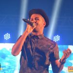 Devinho Novaes leva milhares de foliões ao delírio na 29ª Festa do Cavalo 100