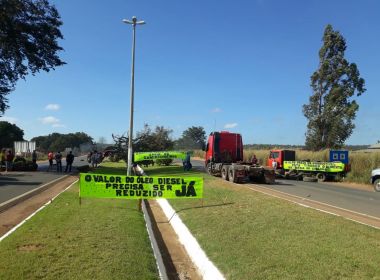 Caminhoneiros continuam protestos contra aumento de diesel em BRs que cortam a Bahia 164
