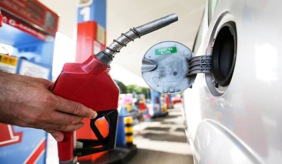 Petrobrás anuncia redução de 2,8% no preço da gasolina 8