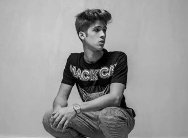 Filho mais novo de Leonardo, João Guilherme lança clipe de 'Manual'; assista 7