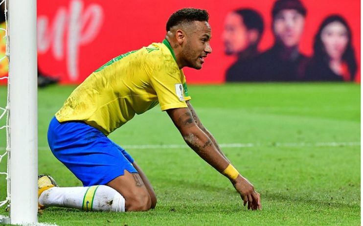 Presidente da Fifa elogia Neymar, mas gargalha ao falar do craque 5