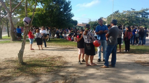 Professores protestam em frente a casa do prefeito de Eunápolis Professores protestam em frente a casa do prefeito de Eunápolis 5