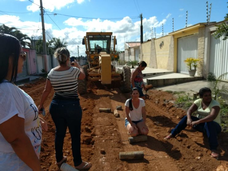 Moradores da rua Atlântico no bairro Dinah Borges, pararam as máquinas que trabalham na rua, fazendo asfalto pela metade. 104