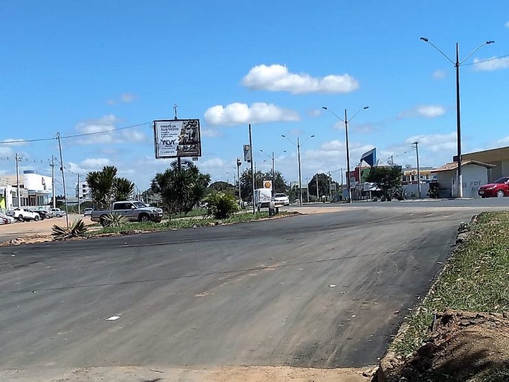 secretário da Prefeitura de Eunápolis põe asfalto somente na frente dos imóveis dele 105