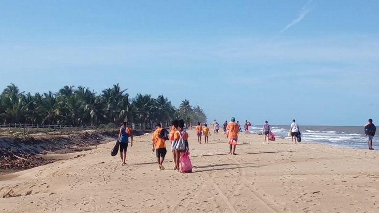 Mais de uma tonelada de lixo é retirada da praia Mar Moreno em Belmonte 5