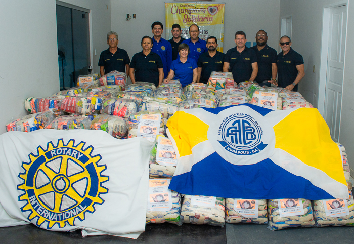 200 famílias carentes são beneficiadas pelo Rotary e AABB de Eunápolis 200 famílias carentes são beneficiadas pelo Rotary e AABB de Eunápolis 6