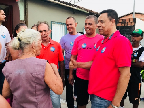 Amós Bispo intensifica caminhadas nos bairros populares de Eunápolis 11