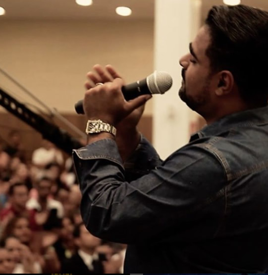 Cantor Giesley Mota diz que seu sonho é viajar o mundo cantando e ministrando sobre a experiência que transformou sua vida Cantor Giesley Mota diz que seu sonho é viajar o mundo cantando e ministrando sobre a experiência que transformou sua vida 11