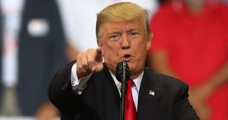 Presidente Donald Trump interrompe discurso para socorrer uma mulher na platéia 8