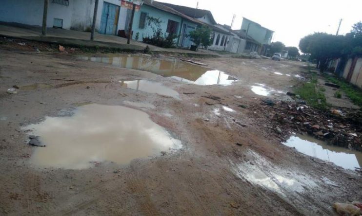 Moradores do bairro Santa Lúcia reclamam de ruas esburacadas e cheias de lama 5