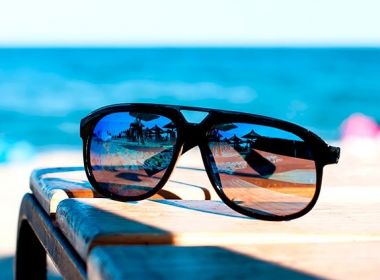 Uso de óculos de sol falsificado é pior do que não se proteger; saiba como diferenciar 99