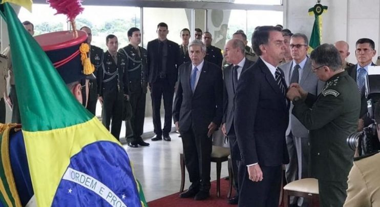 Exército Brasileiro concede medalha a Bolsonaro por ato de bravura 4