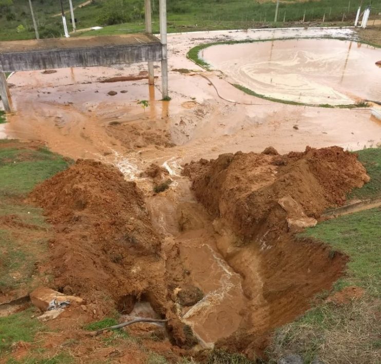 Rompimento de adutora deixa parte da cidade de Eunápolis sem água 4