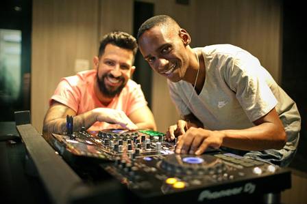 DJ preso injustamente por morte no Rio, Leonardo ganha equipamento de Dennis DJ para voltar ao trabalho 4