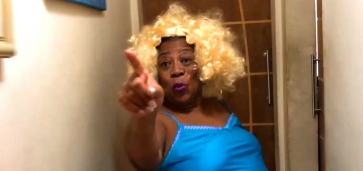 Mãe de Rodrigo do BBB19 vira funkeira e defende o filho: 'Ele não roncava' 6