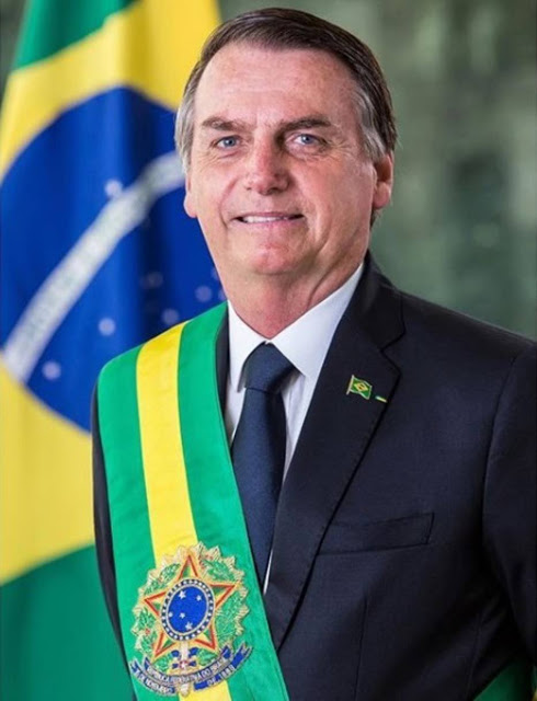 Bolsonaro divulga foto oficial com a faixa presidencial 100