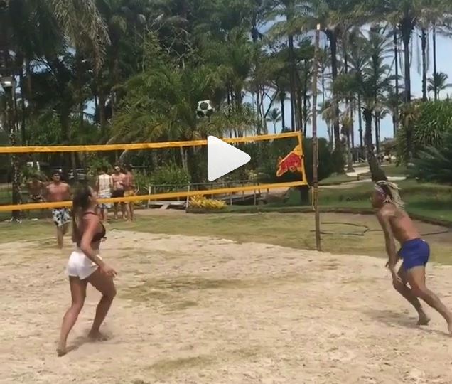 Neymar e Gabriel Medina jogam futevôlei ao som de música do Papazoni 11