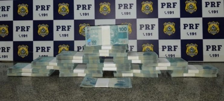 Homem é preso com mais R$ 231 mil em notas falsas dentro de ônibus na Bahia 8