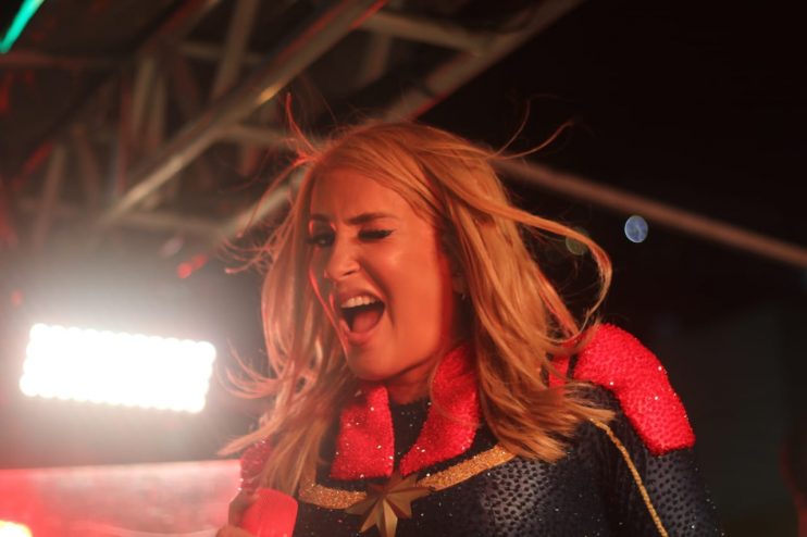 Grávida, Claudia Leitte sobe ao trio na Barra: “Se o médico liberou, eu posso tudo” 8