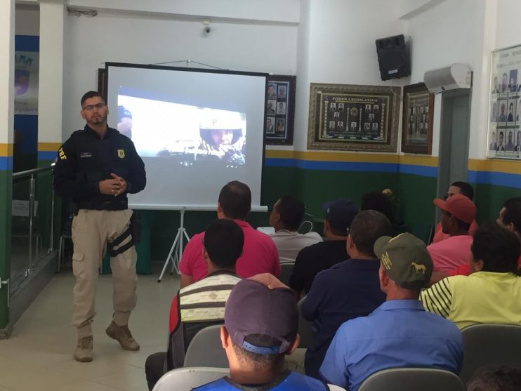 Secretaria de saúde oferta palestra sobre a conscientização no trânsito para motoristas 5