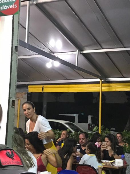SALVADOR: IVETE SANGALO FOI COMER CARANGUEJO NO BAR PIAUÍ 12
