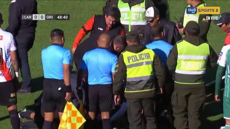 Juiz morre após cair desacordado em jogo da primeira divisão boliviana 6