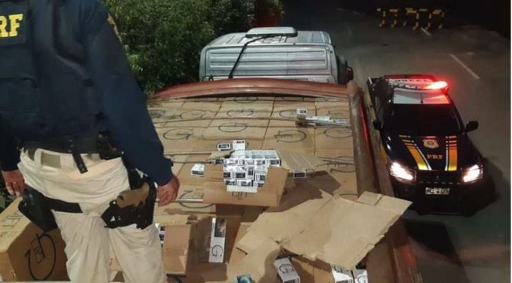 PRF apreende carreta transportando 420 mil maços de cigarro contrabandeados do Paraguai 13