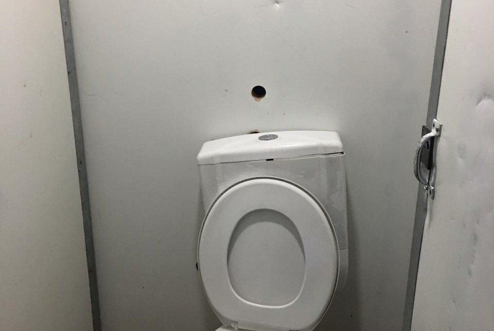 Homem abre buraco em parede e filma mulheres em banheiro de festa junina 22