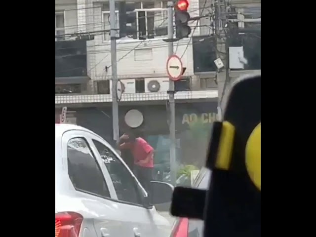 Homem tenta destruir semáforo e o pior acontece; Veja vídeo 35