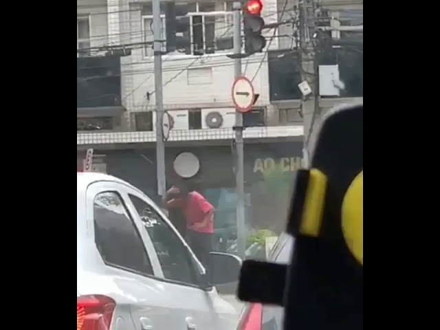 Homem tenta destruir semáforo e o pior acontece; Veja vídeo 9