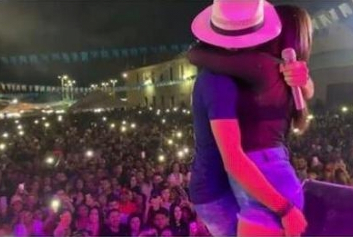 Cantor beija mulher casada em show e ela pede para apagar vídeo: 'Não quero perder meu esposo' 13