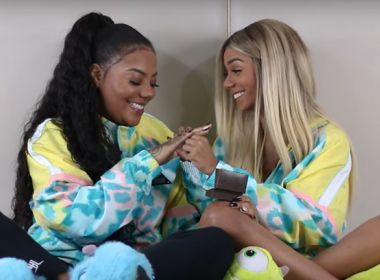 Em vídeo, Ludmilla surpreende namorada com aliança de compromisso: 'Ela é muito minha' 11