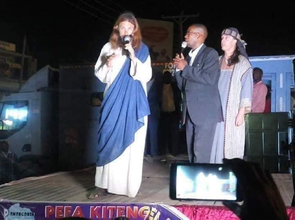 Na África, homem diz ser Jesus Cristo e engana até um pastor 11