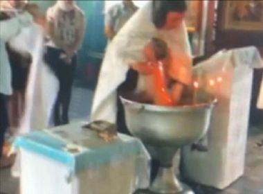 Padre russo faz batismo violento e mãe tenta impedir; Veja o vídeo 8