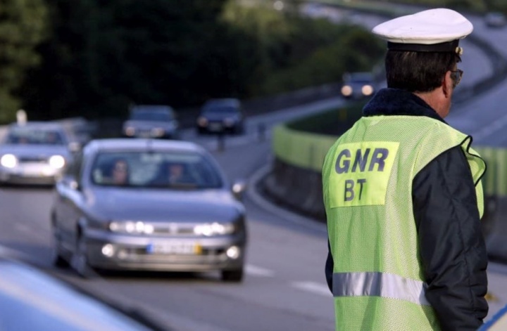 Código da Estrada: Afinal é proibido ou não conduzir com chinelos de praia? Código da Estrada: Afinal é proibido ou não conduzir com chinelos de praia? 7