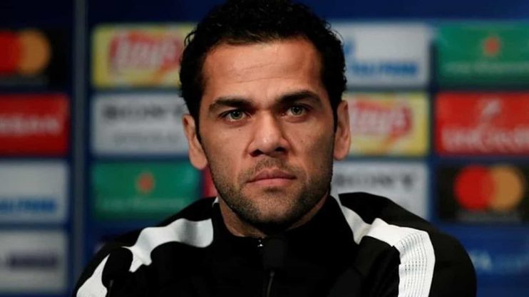 Por Copa, Daniel Alves muda planos e volta ao Brasil após 17 anos Por Copa, Daniel Alves muda planos e volta ao Brasil após 17 anos 5