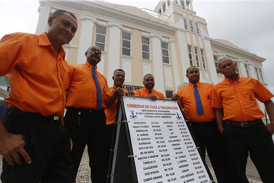 Para enfrentar concorrência, grupo de taxistas aposenta taxímetro 5