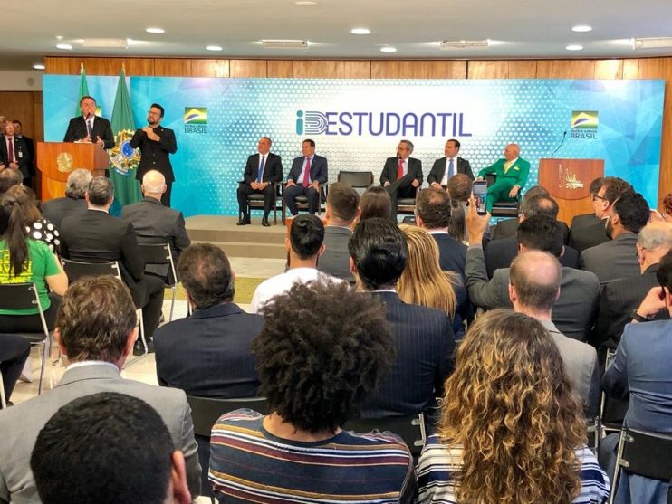 Bolsonaro assina MP que cria carteirinha estudantil digital, emitida pelo governo 10