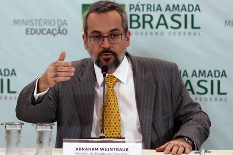 Enem não terá ideologia, mas conhecimento técnico, diz ministro 9